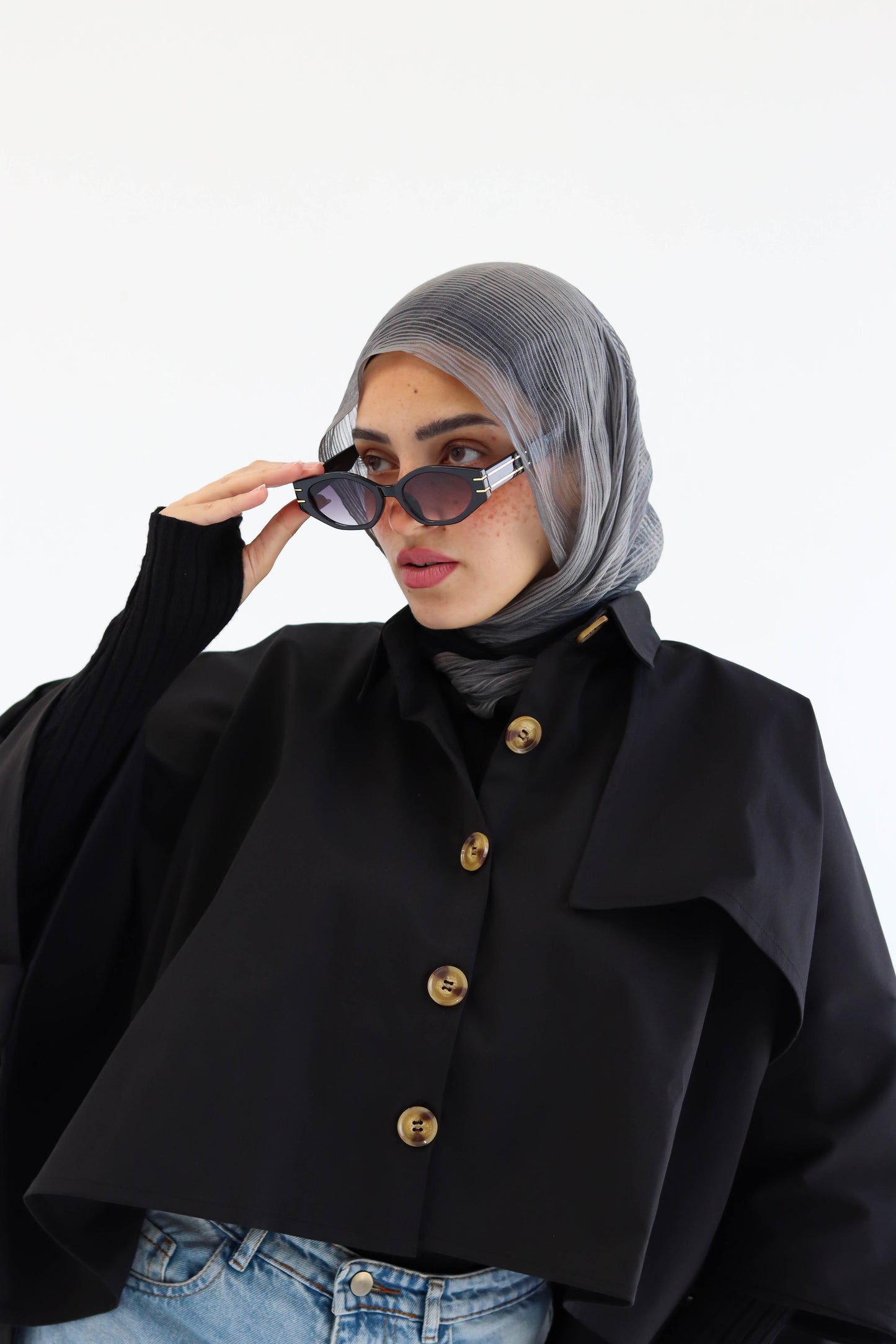 The "IVY" Cape in black